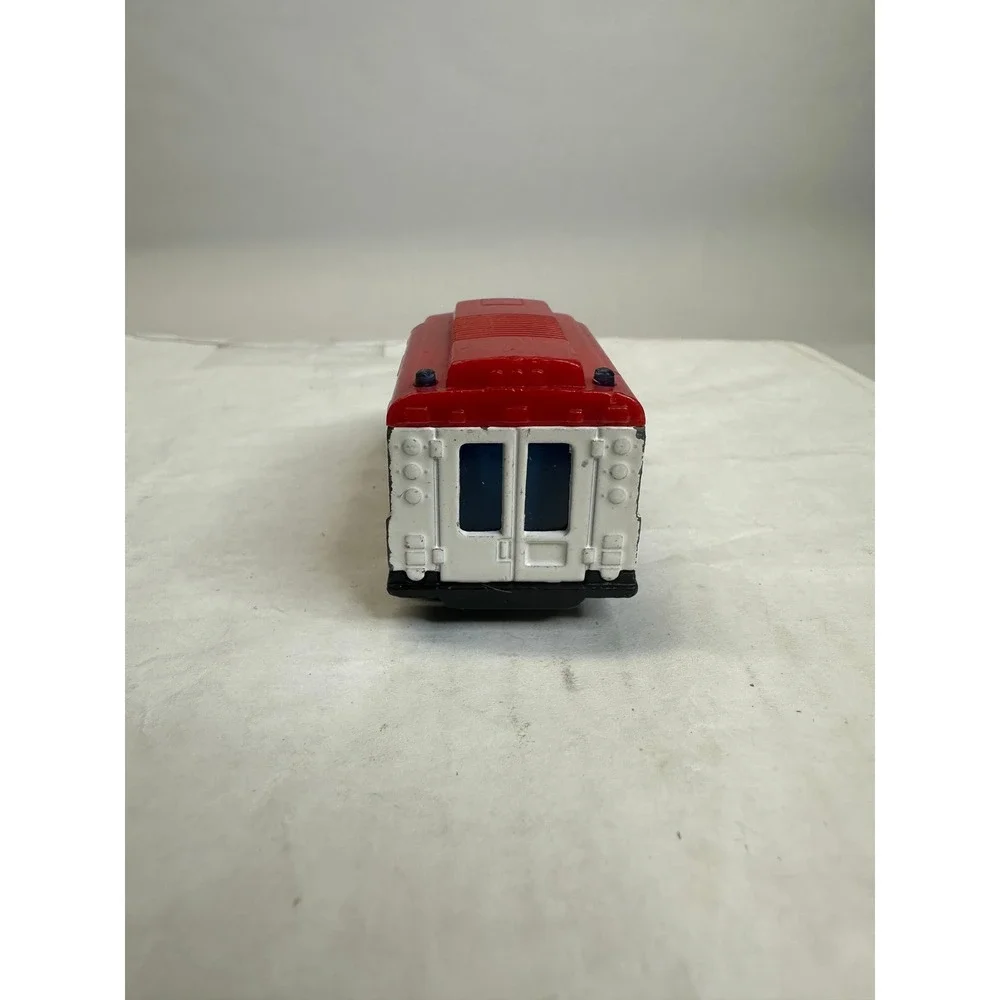 Matchbox Metro Ambulance‎ F11 Diecast Toy Vehicle 2003 White Red